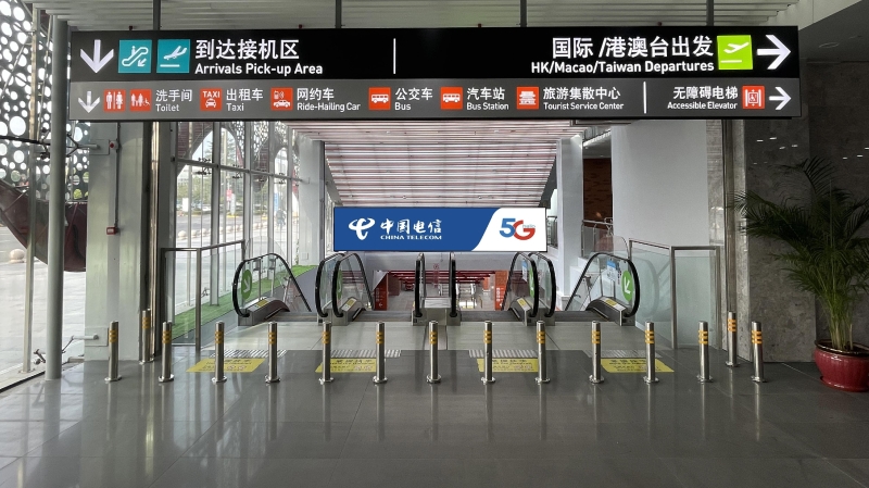 泉州晋江机场广告广告-到达1F下B1扶梯梯楣灯箱