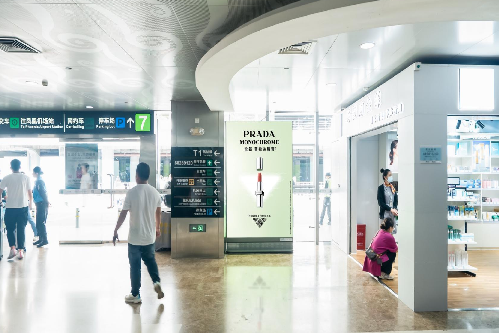 三亚凤凰机场广告-T2国内到达迎客厅图腾灯箱1