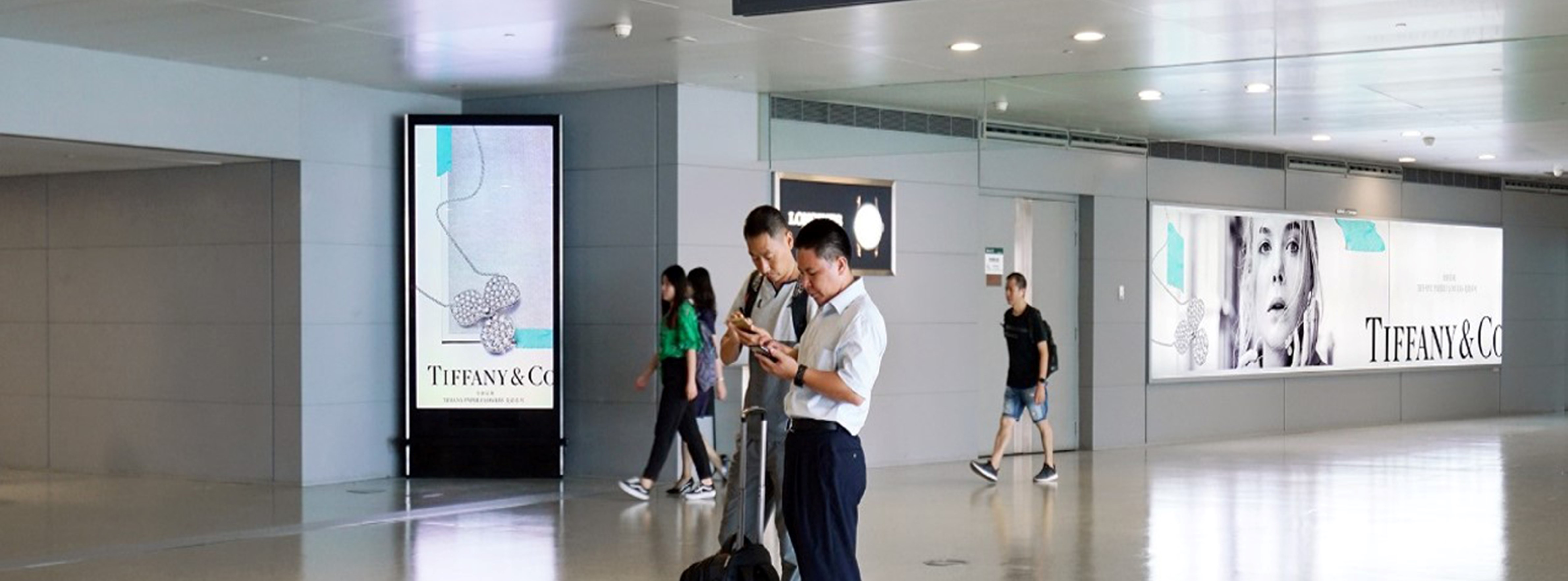 上海机场广告-虹桥T2到达长廊电子屏墙面灯箱