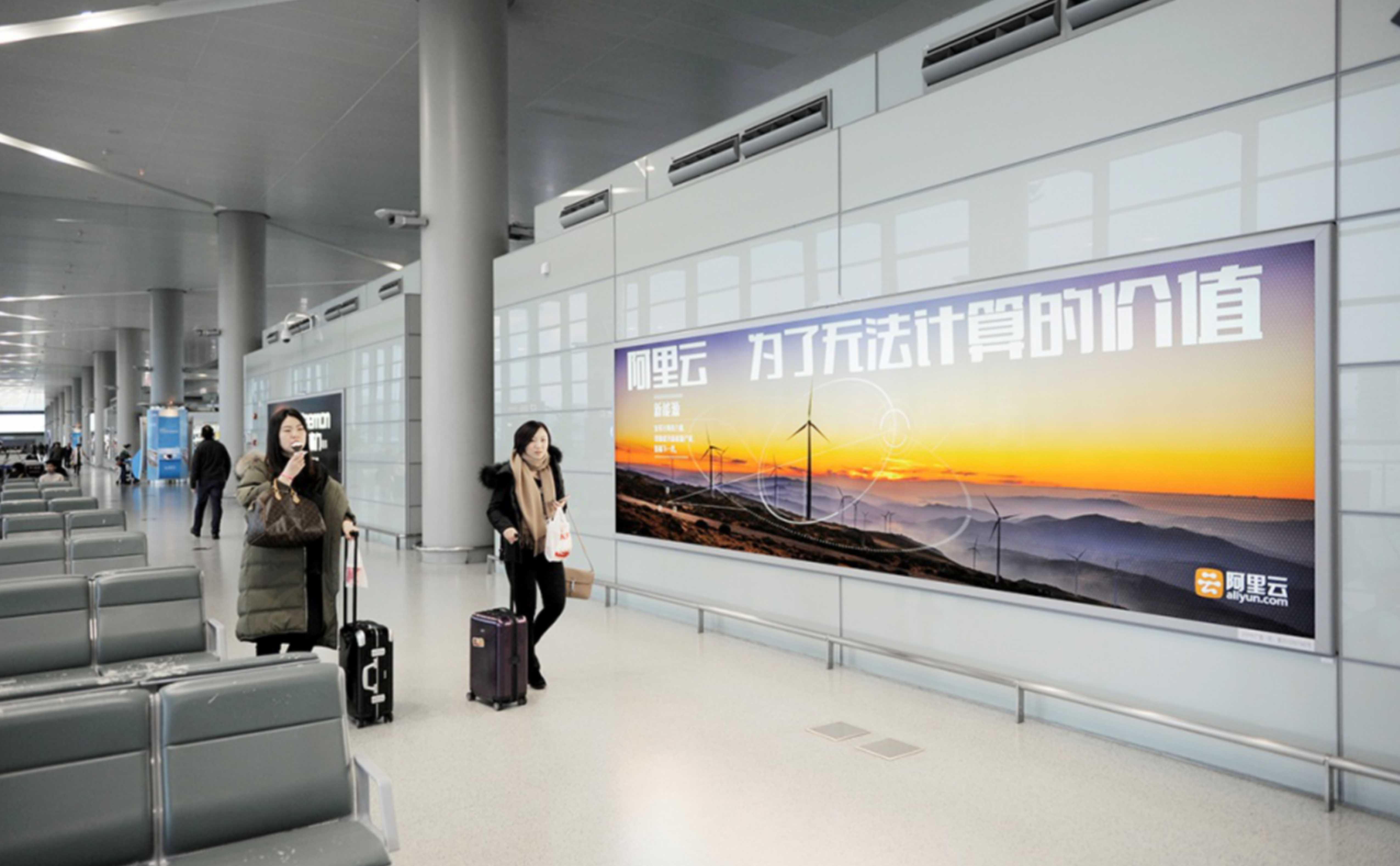上海机场广告-虹桥T2候机大厅墙面灯箱套装