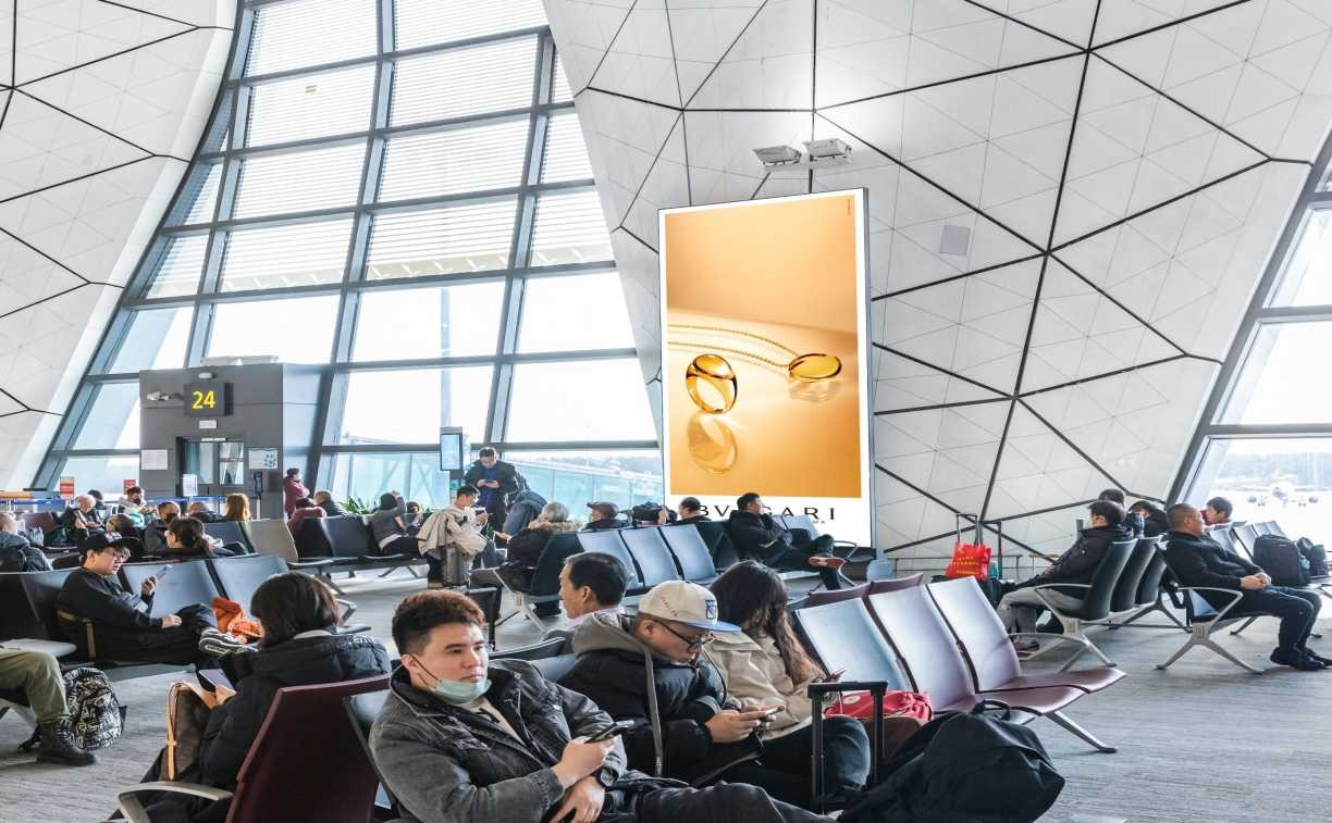 沈阳桃仙国际机场广告-国内出发候机区登机口图腾灯箱