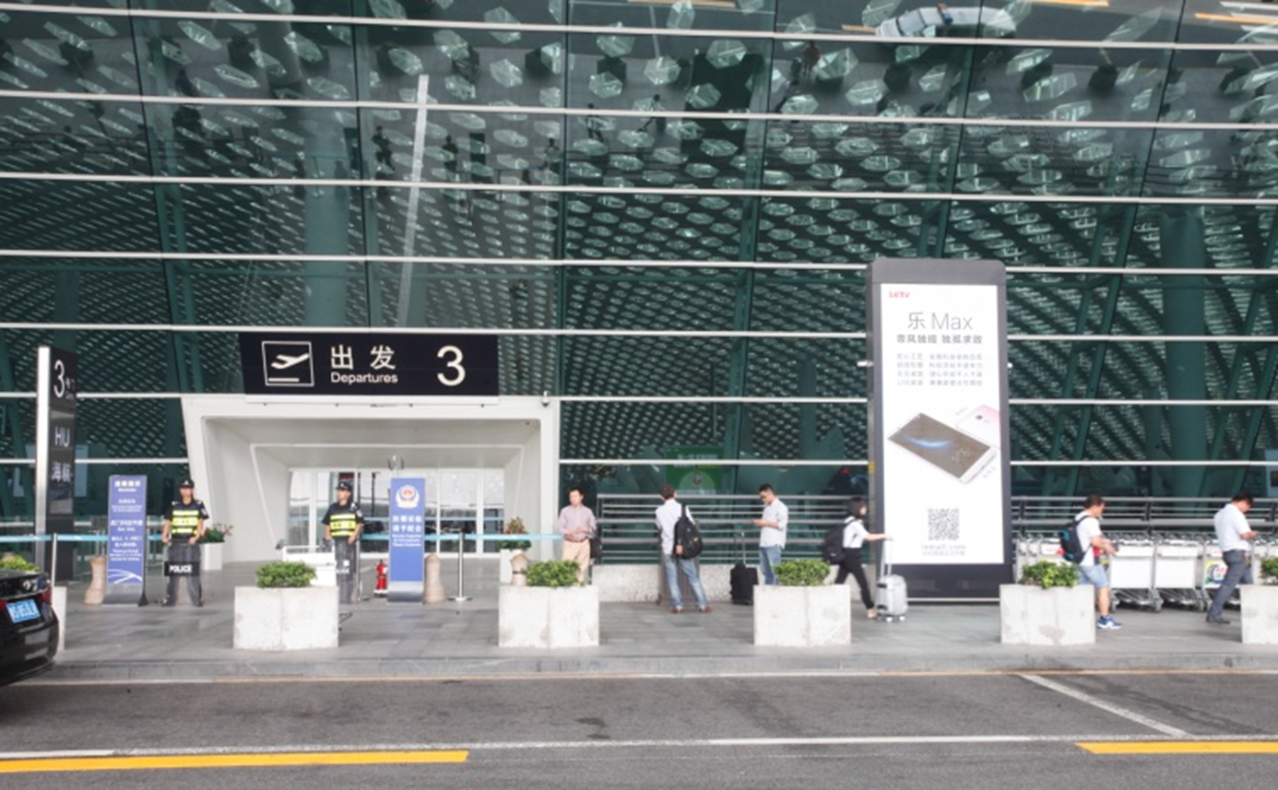 深圳机场出发入口刷屏广告
