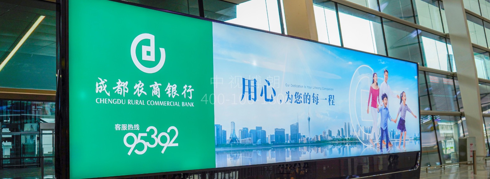 成都天府机场广告-T2国内迎客厅落地灯箱套装