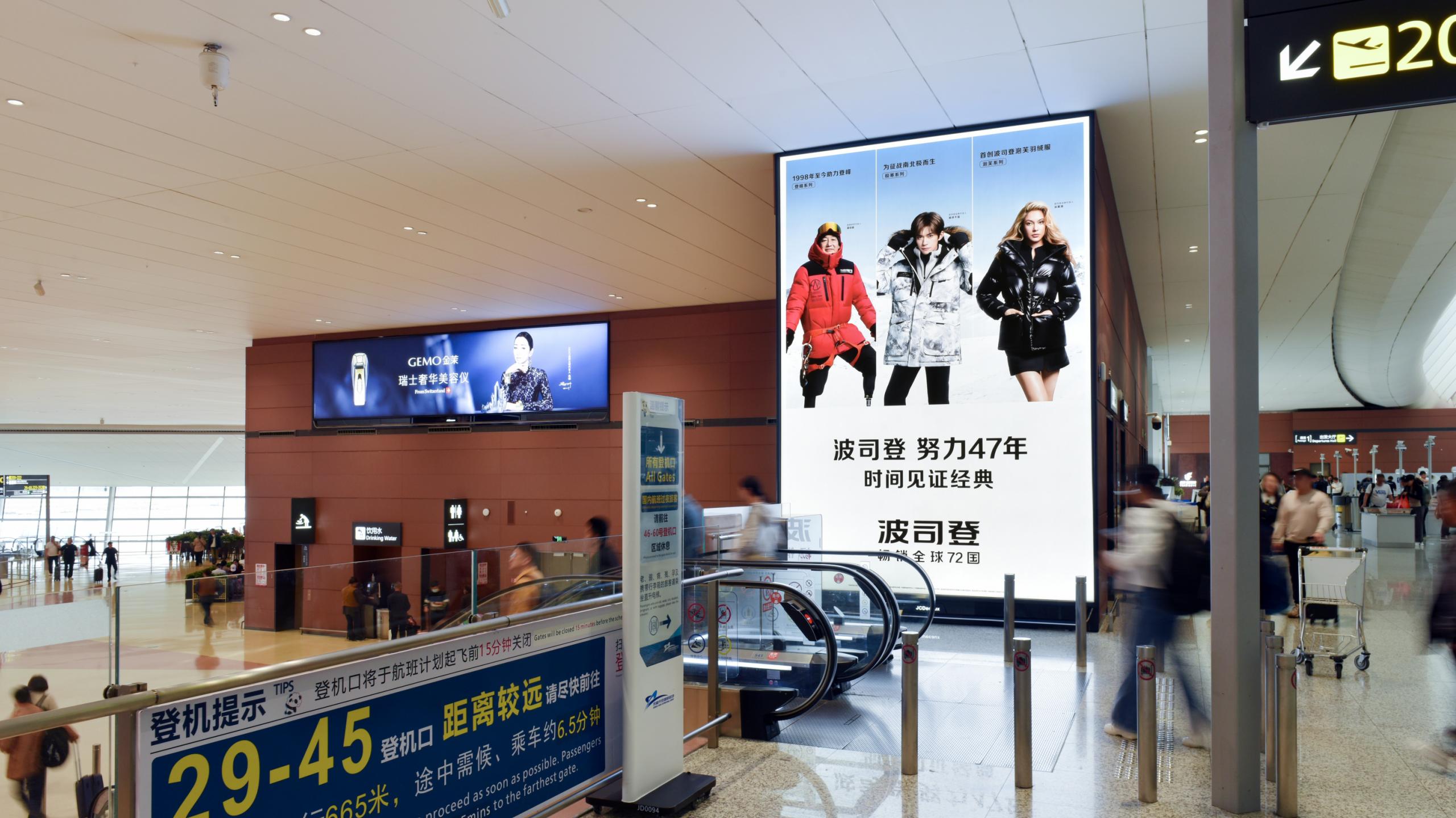 成都天府机场广告-T2国内出发安检区灯箱套装