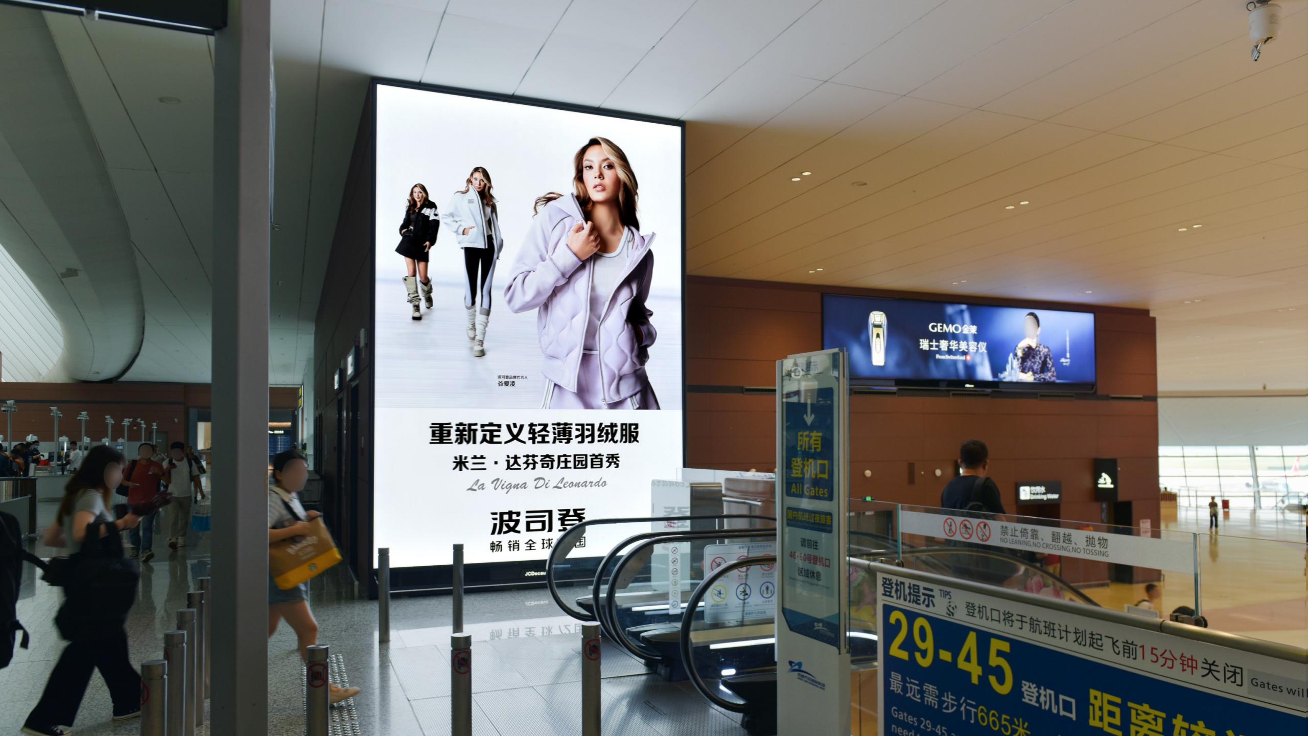 成都天府机场广告-T2国内出发安检区灯箱套装