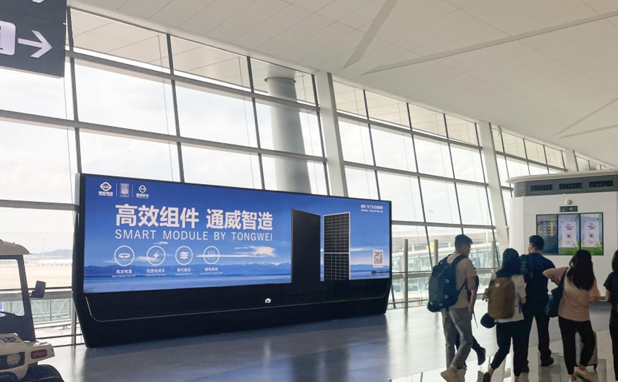成都天府机场广告-T1国际候机入口落地灯箱