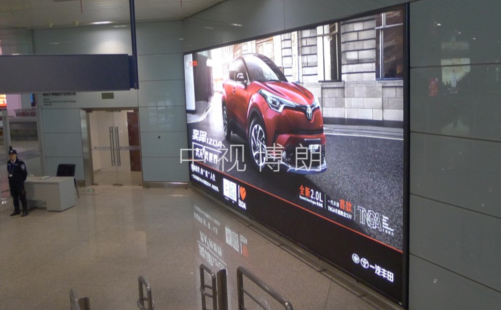 天津机场广告-到达扶梯口墙面灯箱