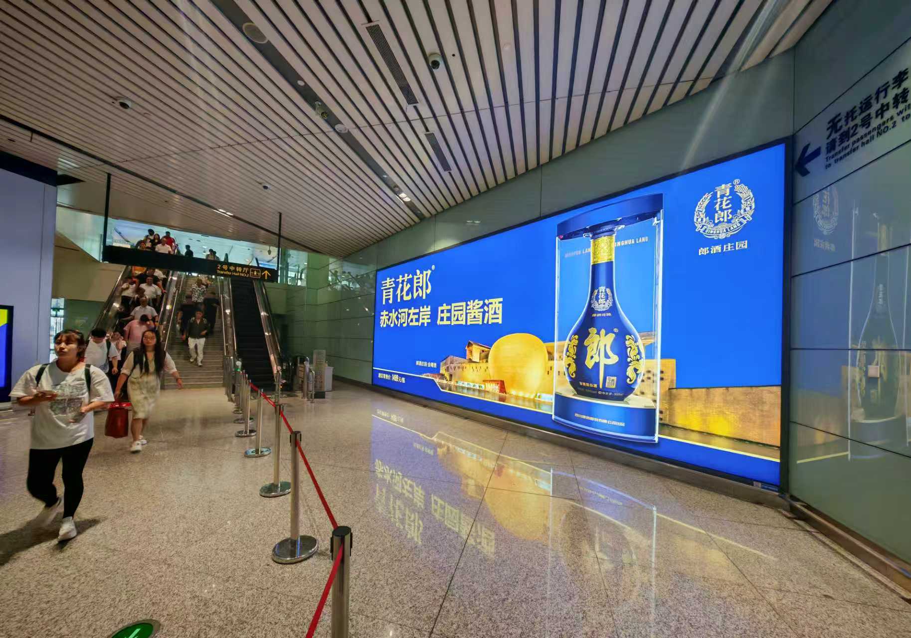 天津滨海国际机场广告-到达通廊人流汇集口灯箱D053