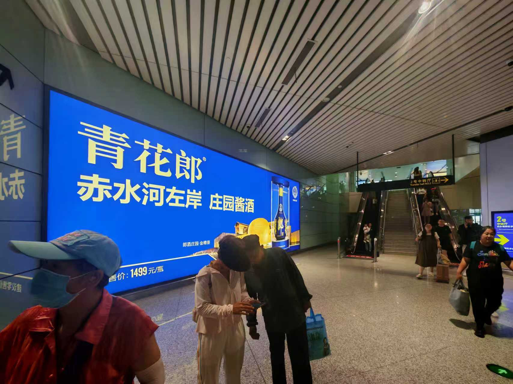 天津滨海国际机场广告-到达通廊人流汇集口灯箱D057