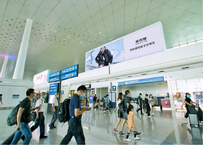 武汉机场广告-T3国内出发厅商业岛顶灯箱