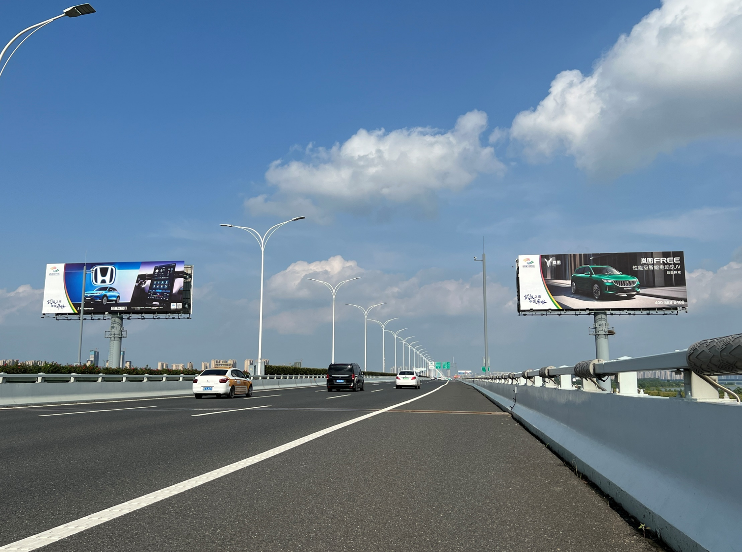 武汉天河机场广告广告-机场高速二通道高立柱1