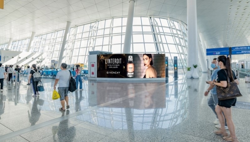 武汉天河机场广告广告-出发到达混流走廊LED大屏套装