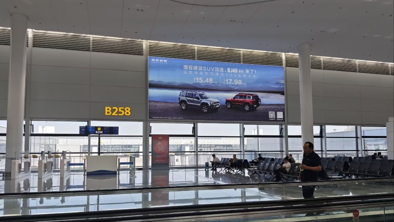 乌鲁木齐地窝堡国际机场广告-T4混流区2L中指廊幕墙悬挂灯箱