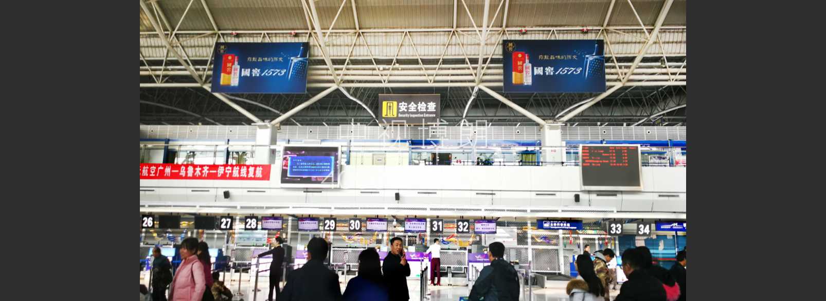 乌鲁木齐地窝堡国际机场广告-T2值机大厅吊旗套装2
