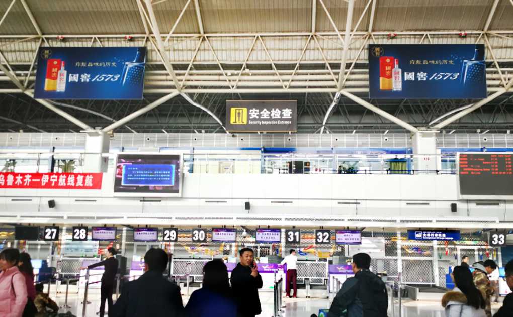 乌鲁木齐地窝堡国际机场广告-T2值机大厅吊旗套装2