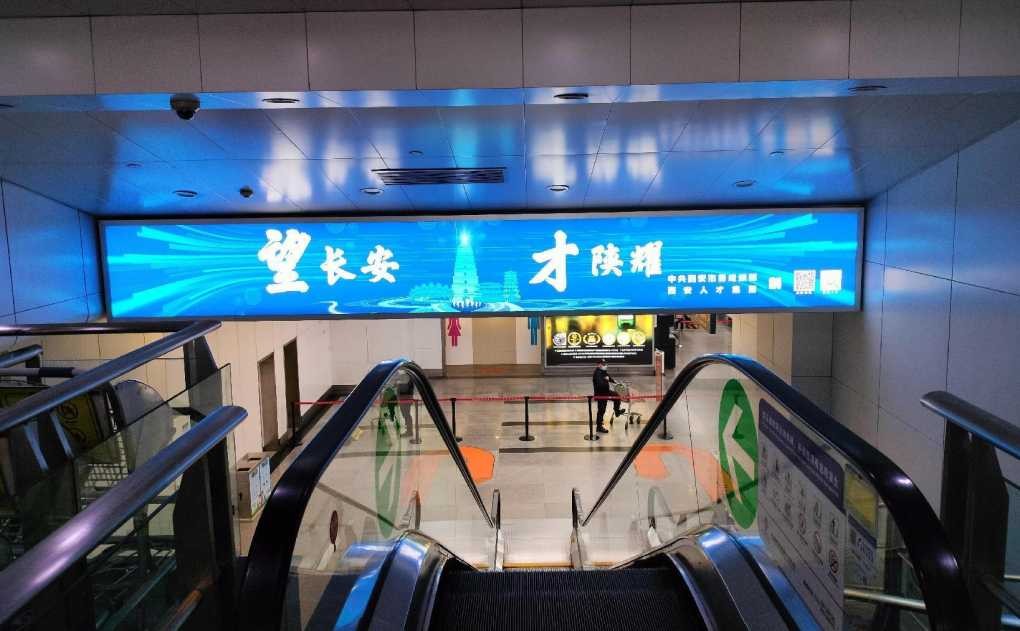 西安机场广告-T2国内到达通廊灯箱套装2