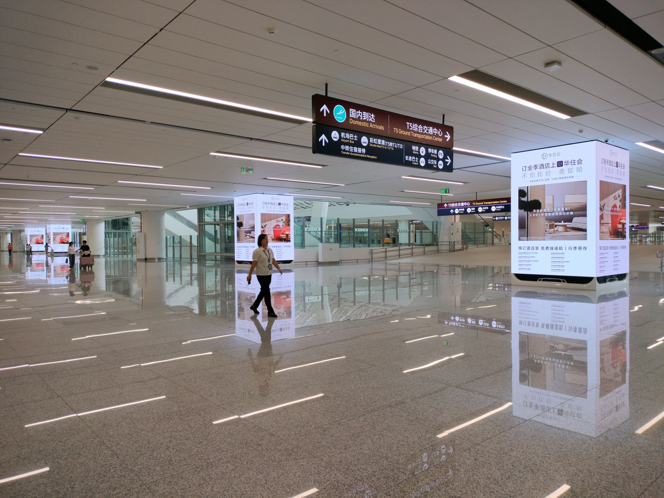 西安咸阳国际机场广告-T5国内国际到达厅LED屏套装