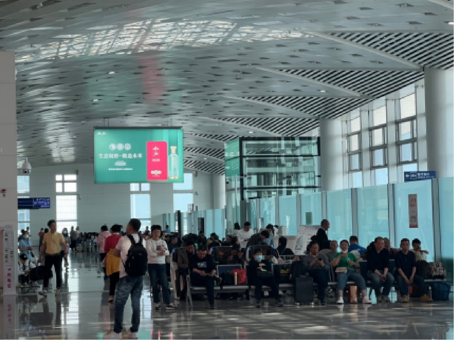 宜宾五粮液机场-出发候机大厅吊旗灯箱