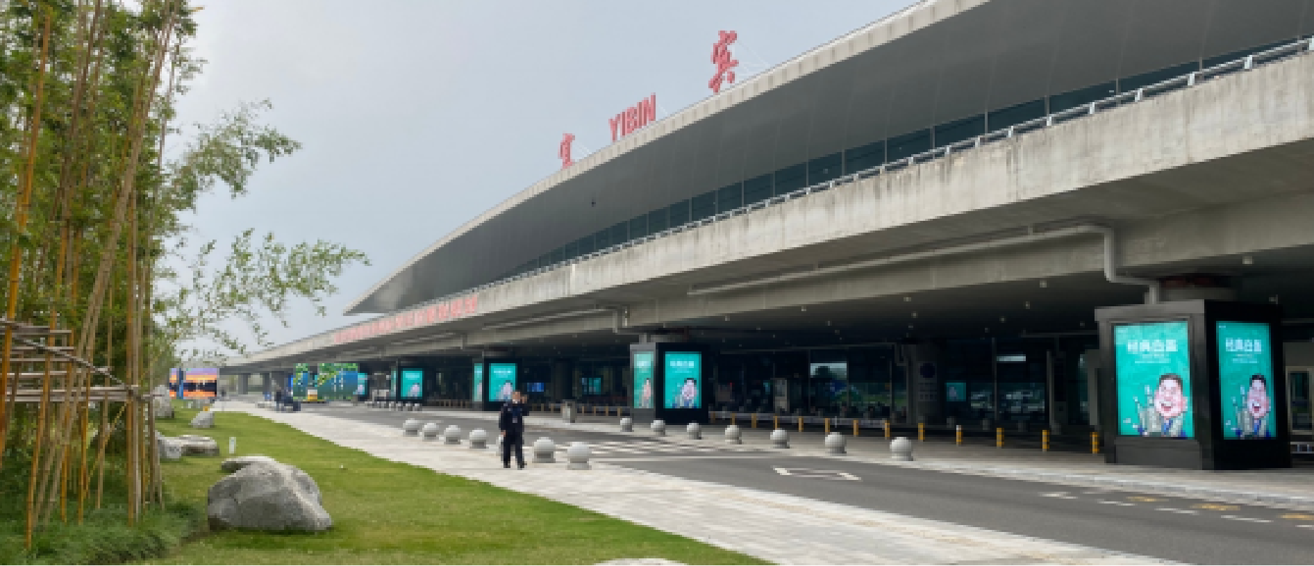 Yibin Wuliangye Airport-Outdoor elevated bridge column light box