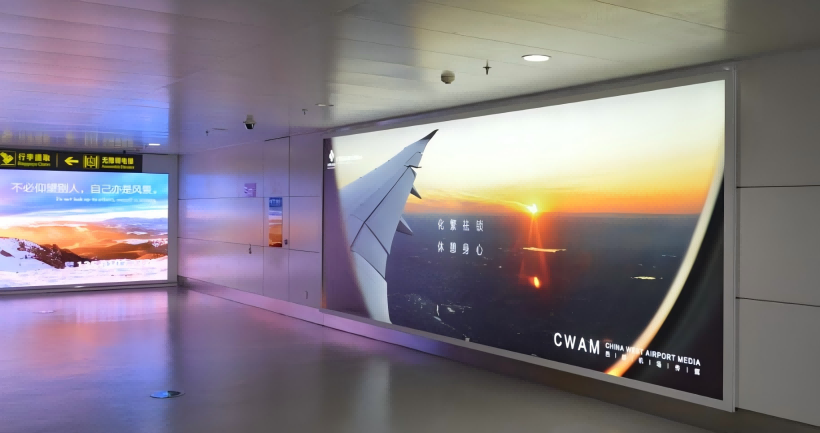 银川河东机场广告-T3到达通廊成对灯箱套装