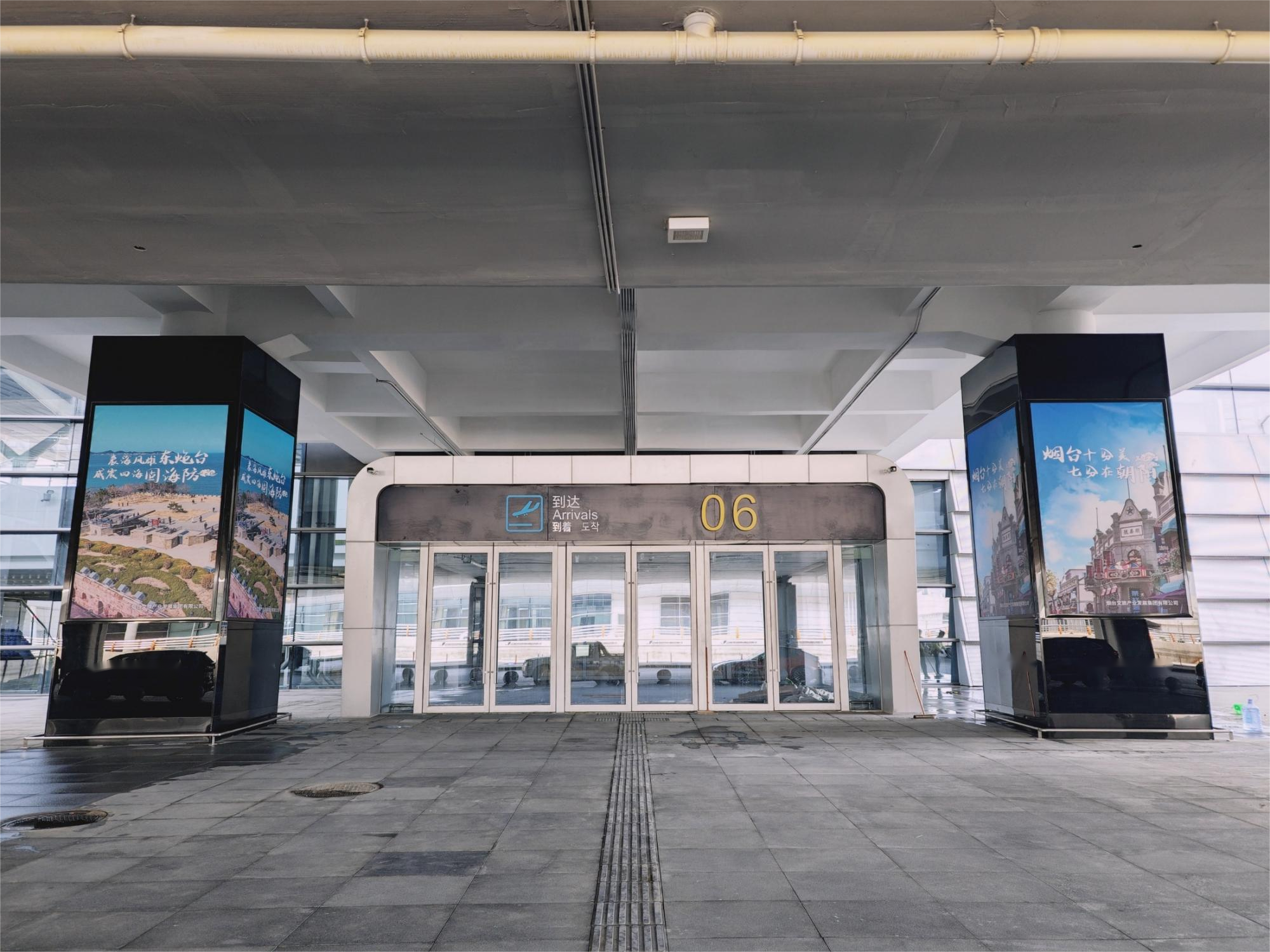 烟台蓬莱机场广告-国内到达户外候车区包柱灯箱