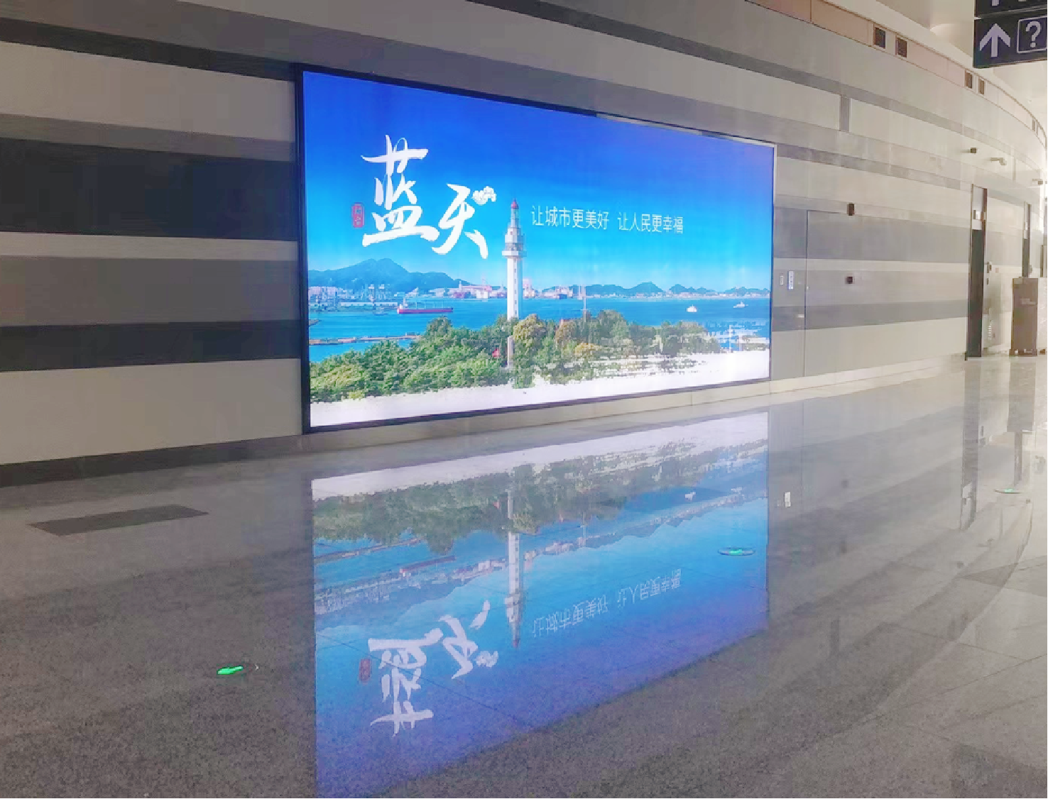 烟台机场广告-国际出发B通廊墙面灯箱1
